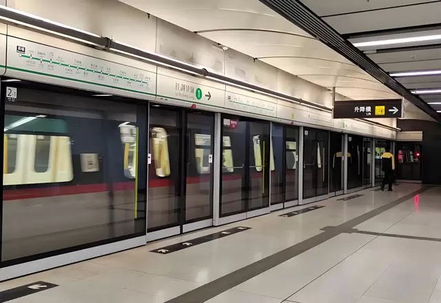 Линейное освещение станции метро