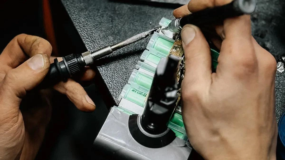 Как безопасно паять и подключать классические гибкие неоновые ленты